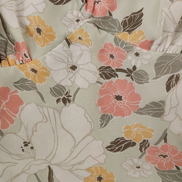 Abercrombie & Fitch Floral Crop Top in Cream and Pink - Picture 5 of 13